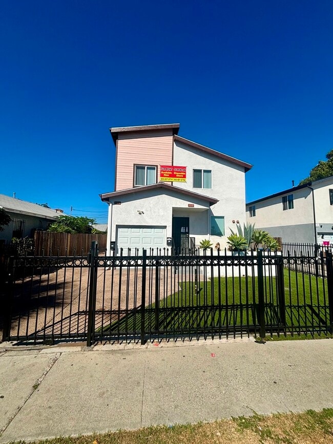 Building Photo - 133 W 74th St