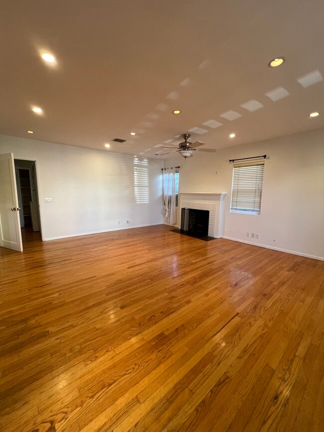 Living room/ fireplace - 1622 Franklin St