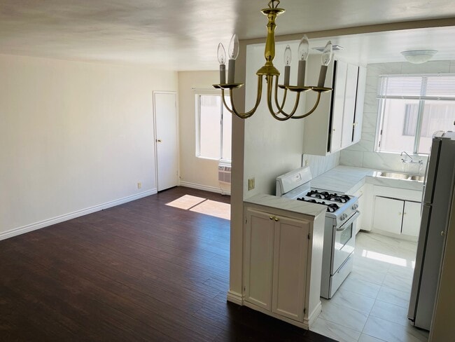 Photo - 827 N Hudson Ave