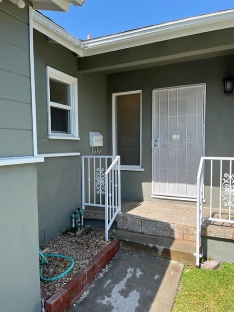 Front Entrance. - 18033 Glenburn Ave