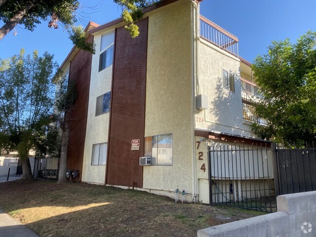 Building Photo - 724 S Chapel Ave Unit # 3 Rental
