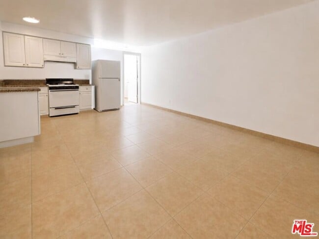 Building Photo - 6859 Laurel Canyon Blvd Unit 202