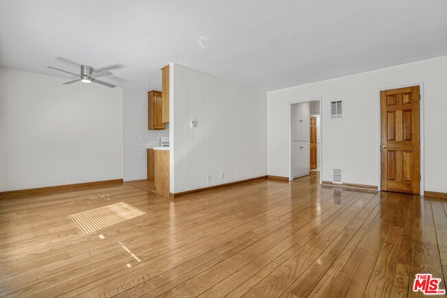 Building Photo - 218 S Gale Dr Unit 6