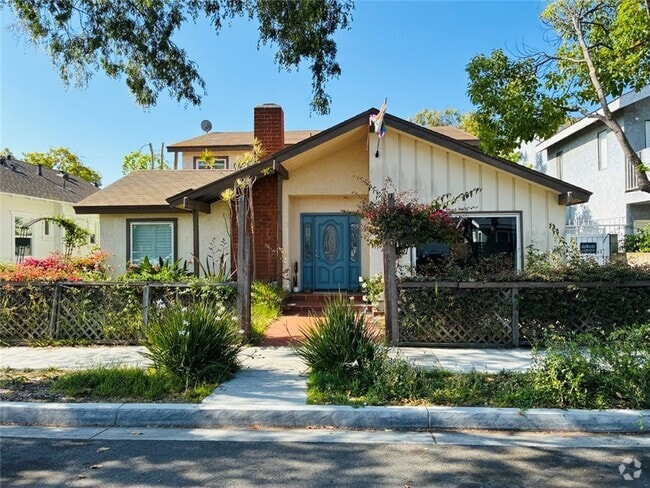 Building Photo - 2514 E 6th St Unit B Rental