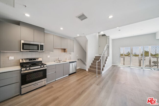 Building Photo - 1223 Hayworth Ave Unit 9 Rental