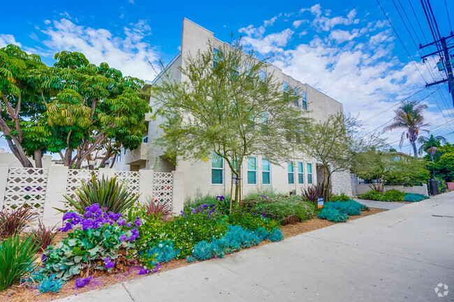 Building Photo - 537 W. Hyde Park Blvd Rental
