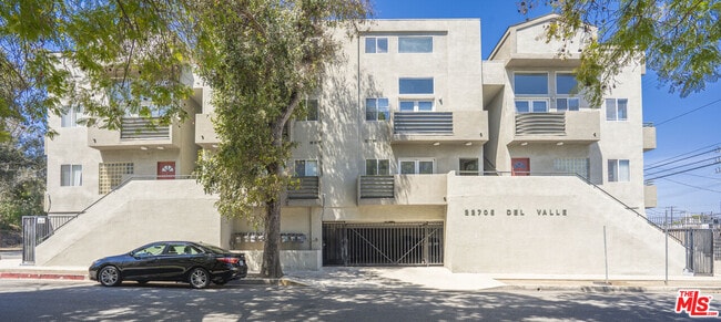 Building Photo - 22705 Del Valle St Unit 5