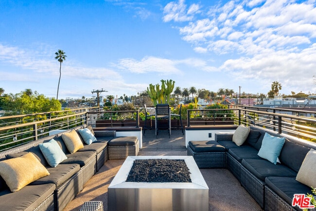 Building Photo - 1220 Cabrillo Ave