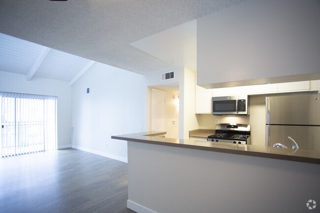 2BR, 2BA-940 SF - Tarzana Terraces