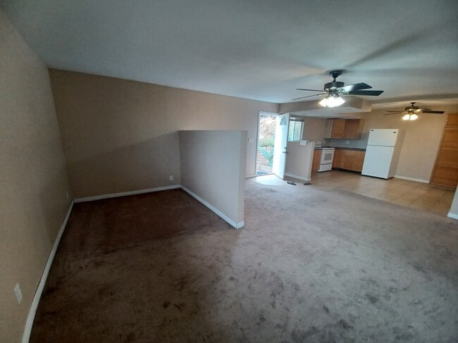 Building Photo - 1722 Grand Ave Unit Studio Apartment