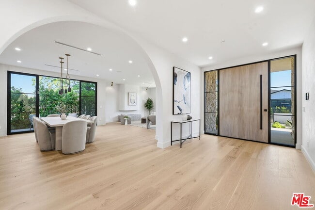 Photo - 16643 Addison St