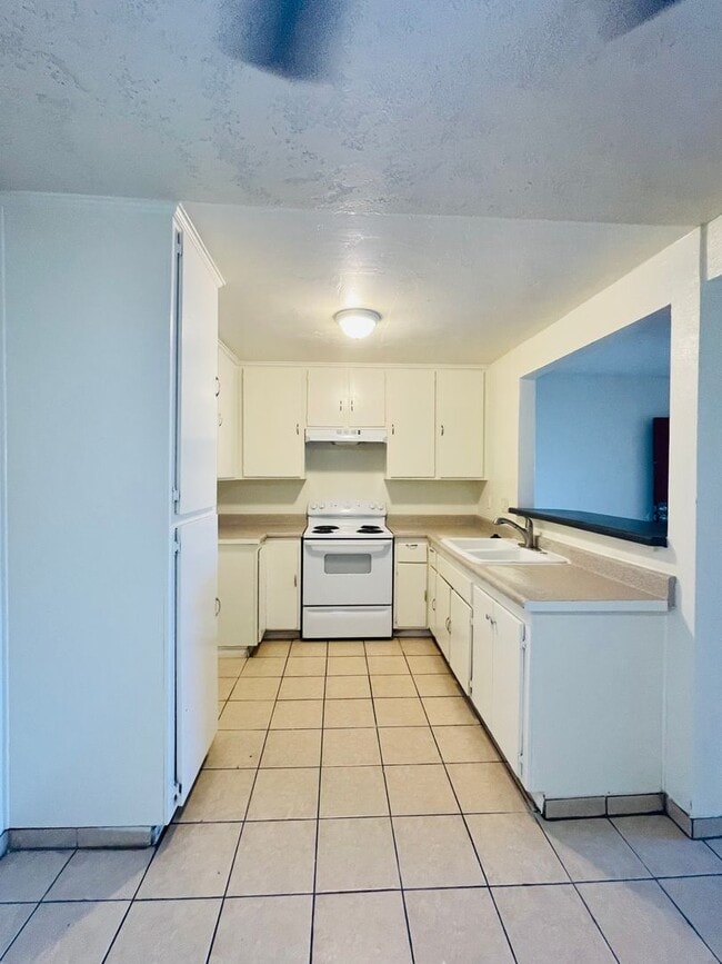 Building Photo - Welcome to this beautiful 3-bedroom, 2-bat... Unit 1006
