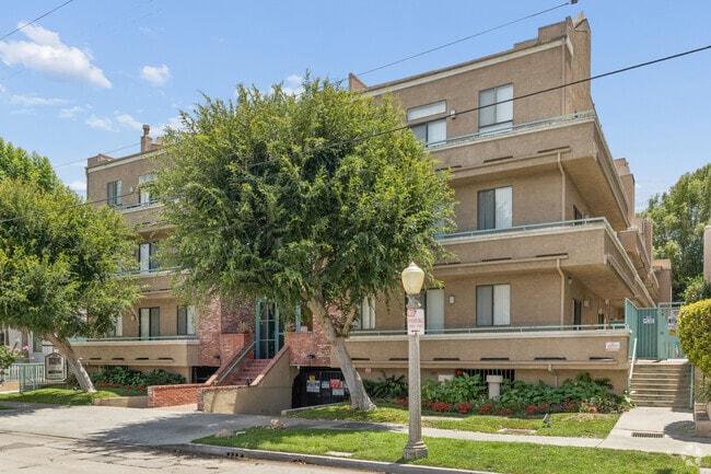 Building Photo - Dicken's Court Apartments
