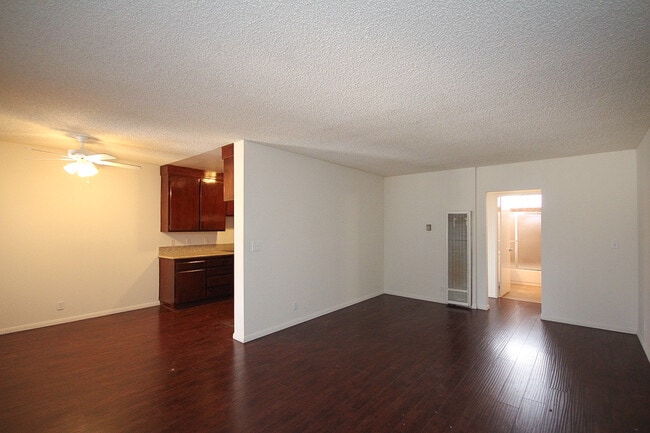 Building Photo - 3010 Montrose Ave Unit 28