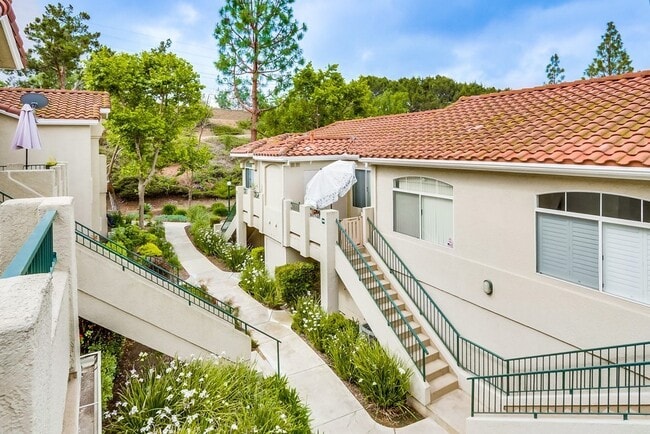 Photo - Beautiful Aliso Viejo Condo in the Seagate Colony-2/2