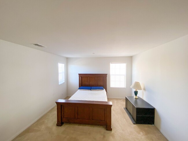 Photo - LARGE ROOM FOR RENT W/ PRIVATE BATHROOM IN... Unit ROOM #2