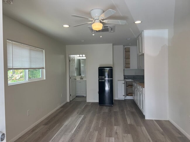 Building Photo - EGAN STREET TRIPLEX Unit 3432 B