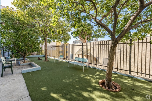 Courtyard - 403 S Alvarado St