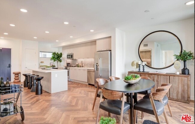 Building Photo - 1250 N Fairfax Ave Unit 411