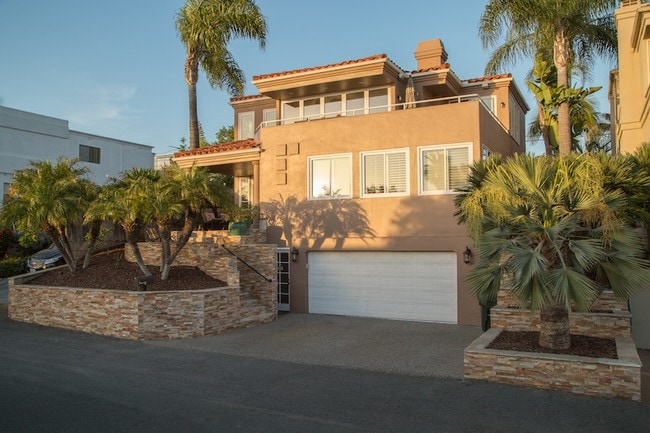 West facing for whale watching - 2281 Cambridge Ave