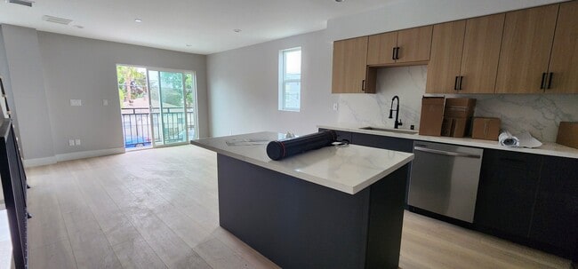 Photo - 5729 Klump Ave