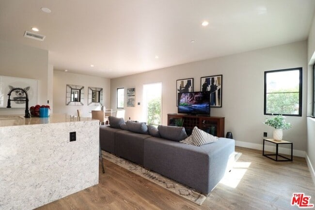 Photo - 1249 S Plymouth Blvd