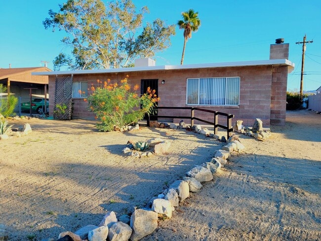Building Photo - Eclectic 2 Bedroom 1 Bathroom Home