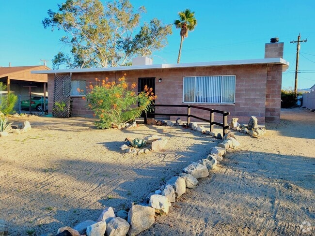 Building Photo - Eclectic 2 Bedroom 1 Bathroom Home