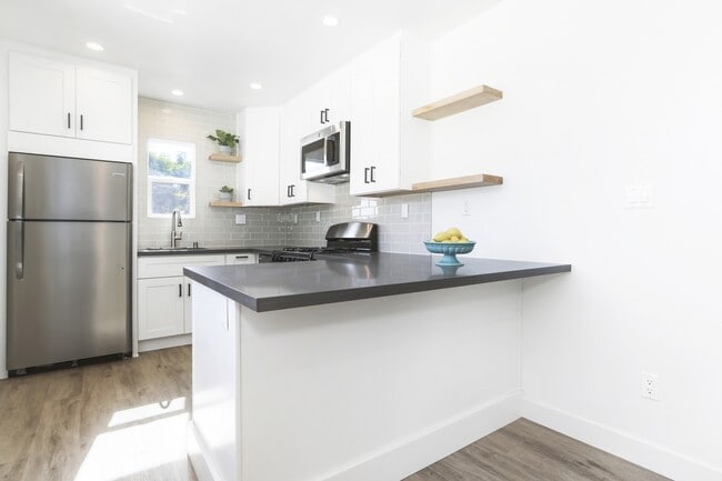 Building Photo - Larissa Unit 3208 1/2