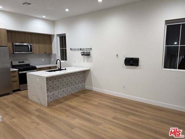 Building Photo - 1733 S Barrington Ave Unit 1