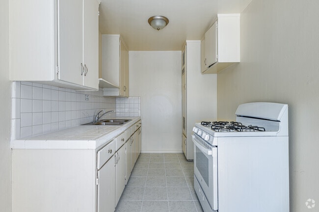 1BR, 1BA - 600SF - Kitchen - 12036 S Vermont Ave