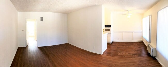 Building Photo - Large, spacious and bright 1bd/1ba central to everything! Unit #15