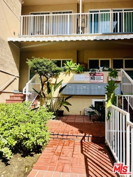 Photo - 1872 Alexandria Ave