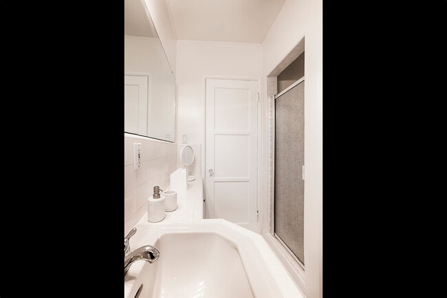 bathroom - 1284 Devon Ave