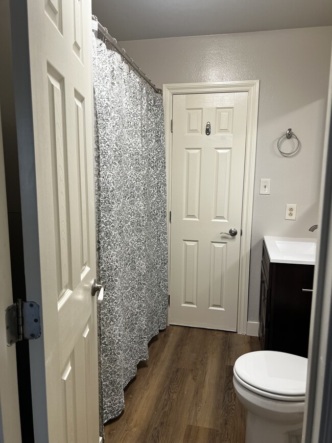 Photo - 1047 W 25th St