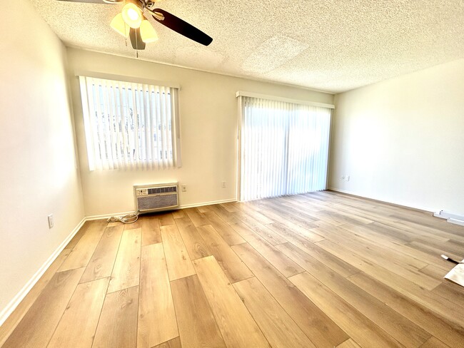 Building Photo - 14033 Burbank Blvd