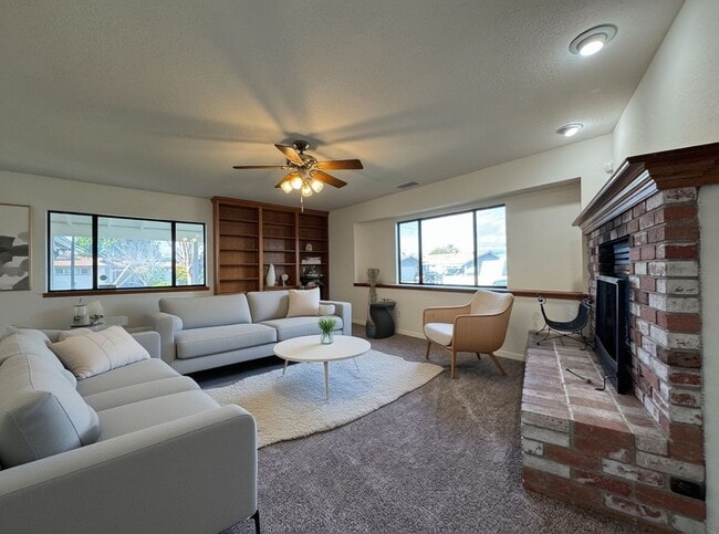 Building Photo - 3BD/2BA HOME AVAILABLE IN NORTH CLAIREMONT ONLY $4,195!