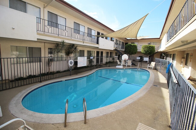 Raymond Court - Raymond Court Apartments