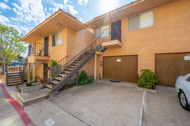 Building Photo - Chula Vista Large Upstairs 1 Bed / 1 ba. R... Unit #B