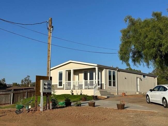 Building Photo - Country Home
