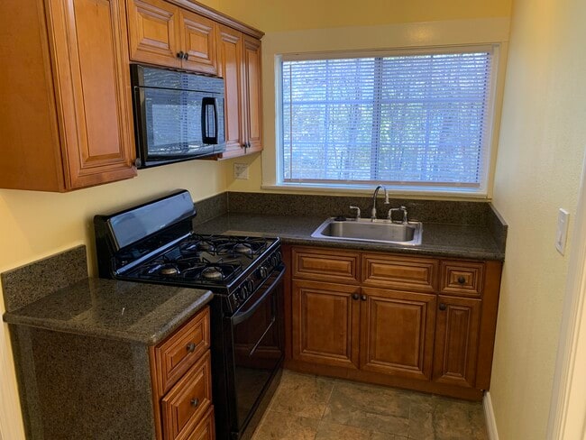kitchen - 553 Lincoln Ave Unit 553 Lincoln Ave