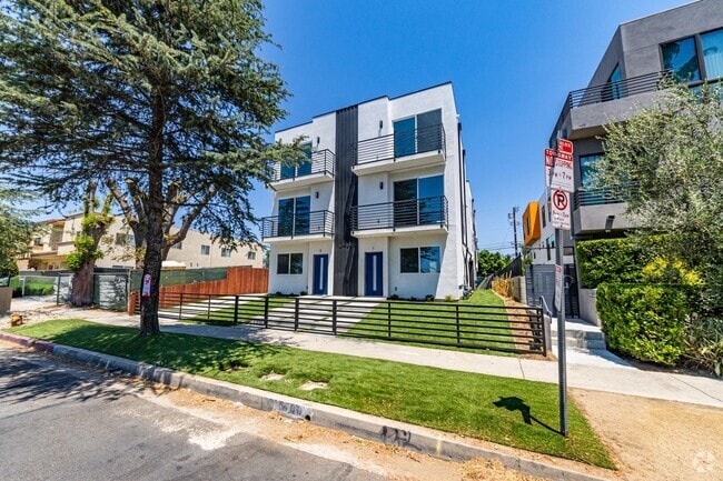 Building Photo - Contemporary 4-Bed, 4.5-Bath Townhome with... Unit 6700 2