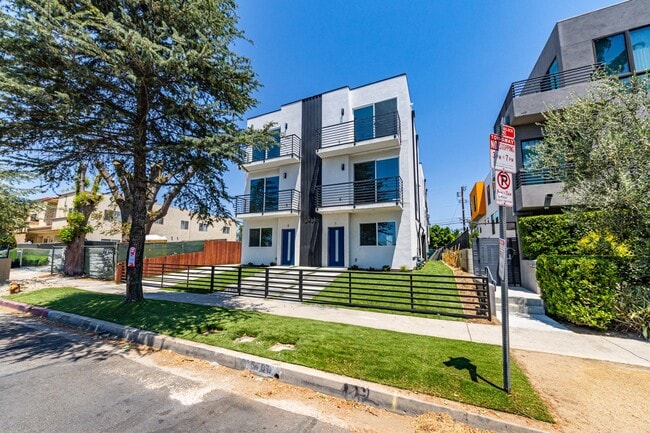 Designer-inspired, tri-level townhome offe... - Designer-inspired, tri-level townhome offe... Unit 6702 3