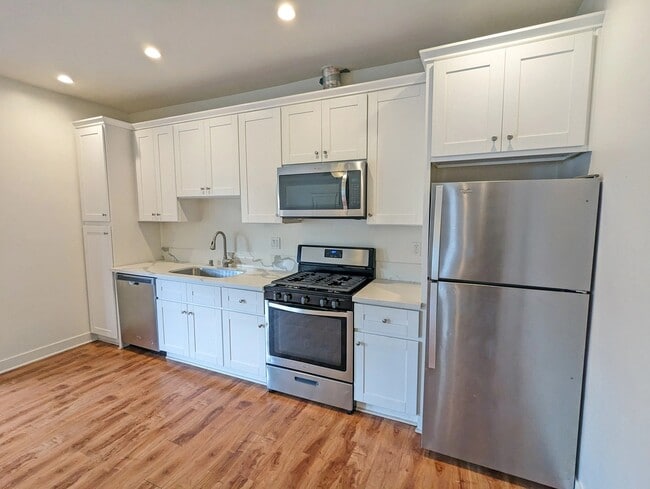 Building Photo - 1526 6th Ave