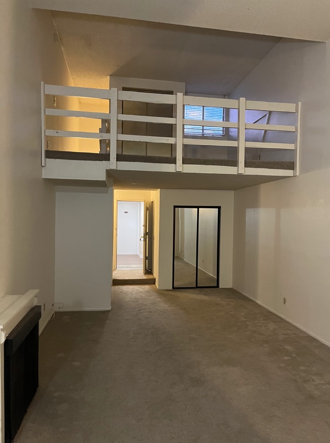 Building Photo - 616 Veteran Ave Unit 212