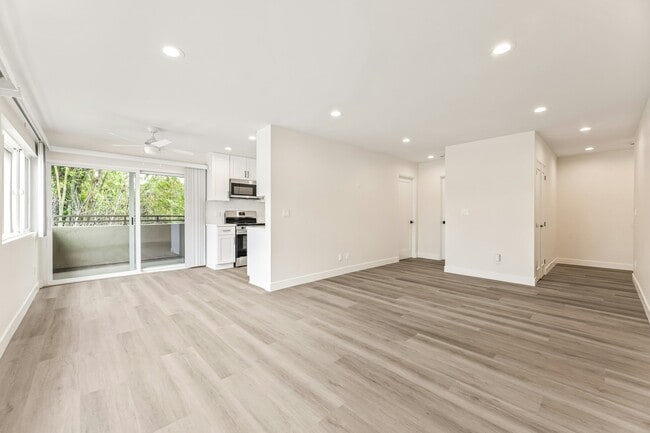 Building Photo - 5409 Radford Ave Unit 7