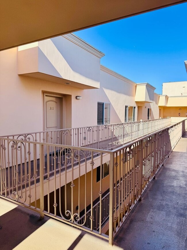 Building Photo - Spacious 3 bedroom condo in Van Nuys Unit 201