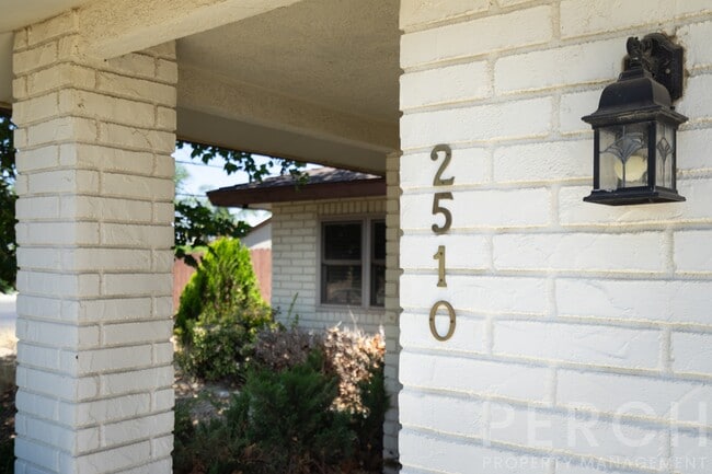 Photo - 2510 E Devonshire Ave