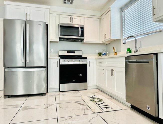 Photo - 232 E 27th St