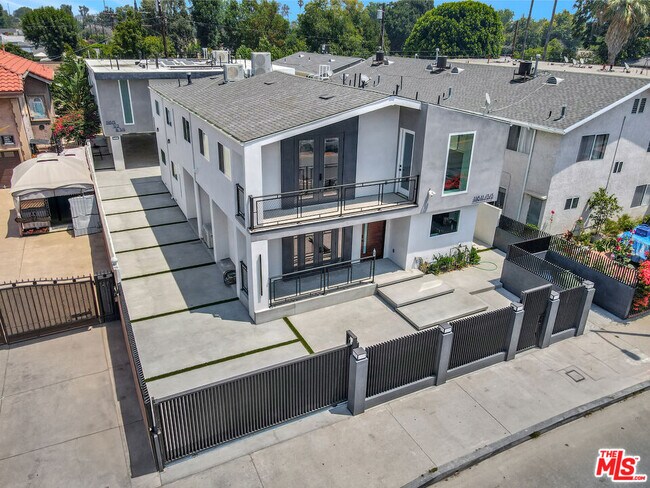 Photo - 11611 Burbank Blvd